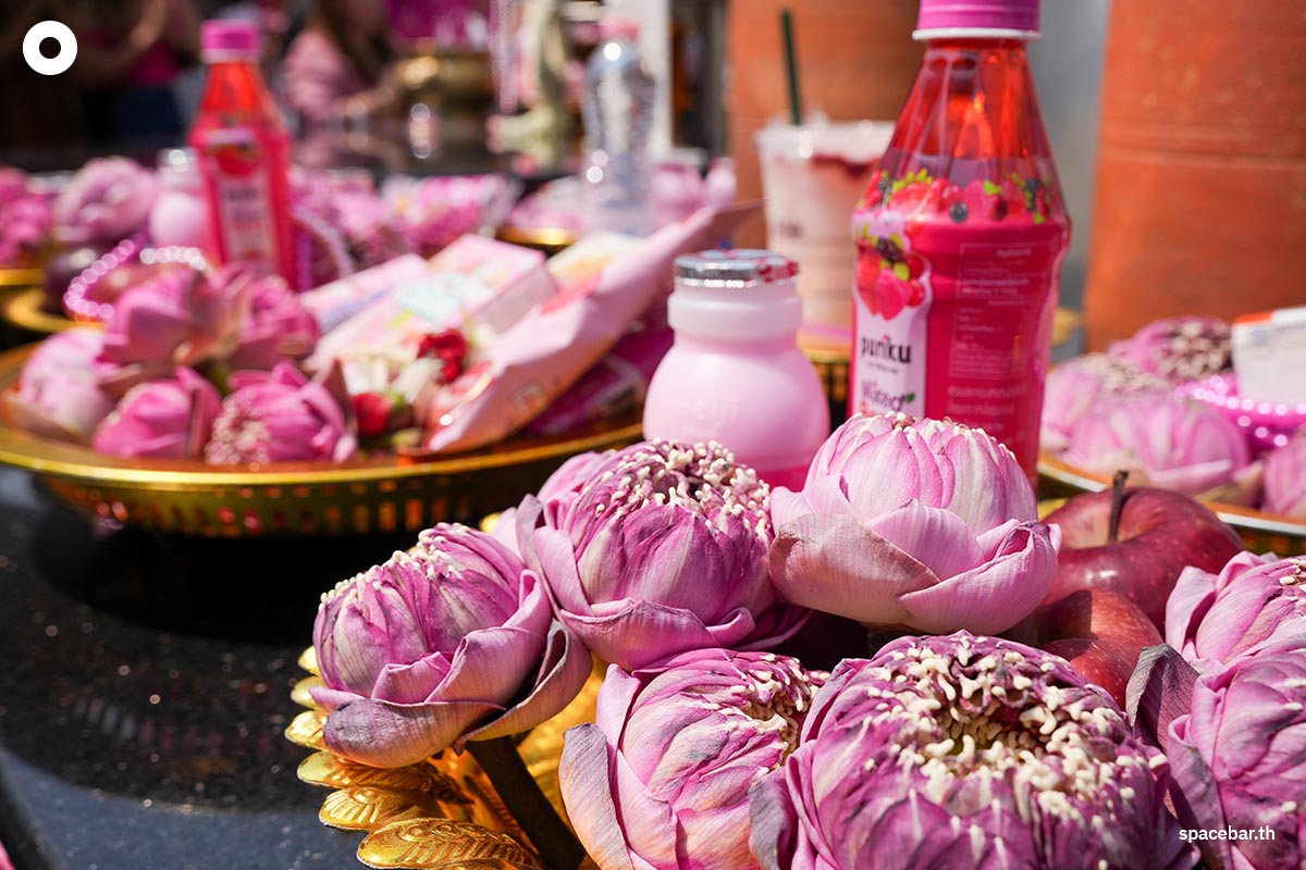 ดอกไม้ที่นิยมนำมาถวายพระแม่ลักษมีคือ ดอกบัวสีชมพู