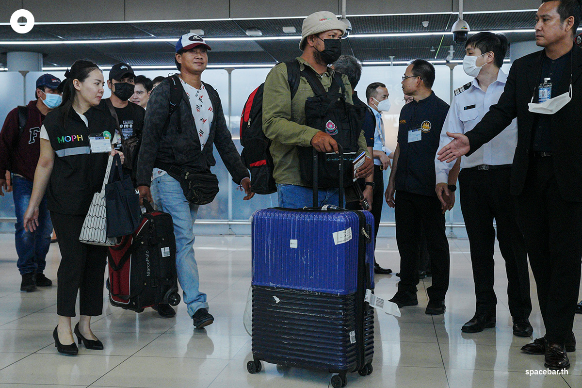 15-thai-workers-in-israel-have-arrived-in-thailand-SPACEBAR-Photo06.jpg