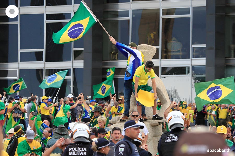 https://images.ctfassets.net/i3o8p9lzd06f/6K2XjZ2mpFNSbKdhH85NCf/7e84f7368a49c7f5e3e6ea84f3dccbcf/Bolsonaro-supporters-storm-Brazil-presidential-palace-congress-supreme-court-SPACEBAR-Photo06