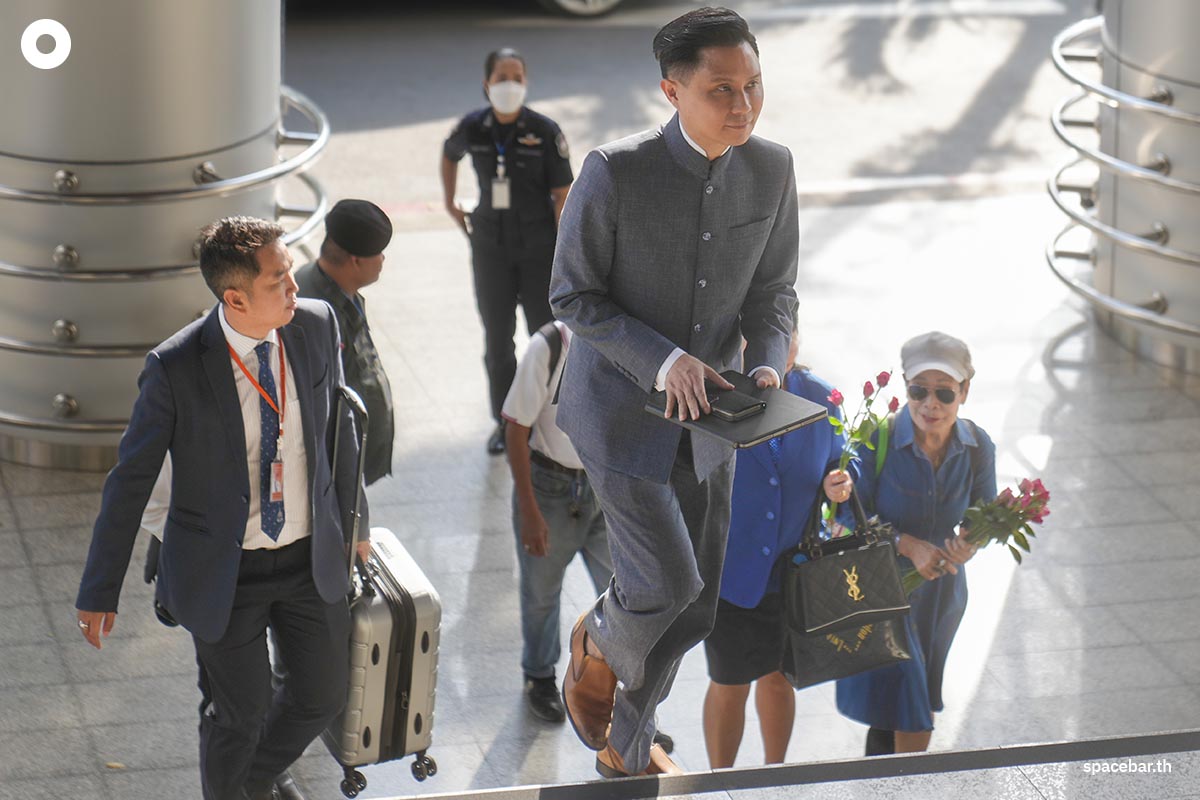‘ปานเทพ พัวพงษ์พันธ์’ เดินทางขึ้นศาลฯ