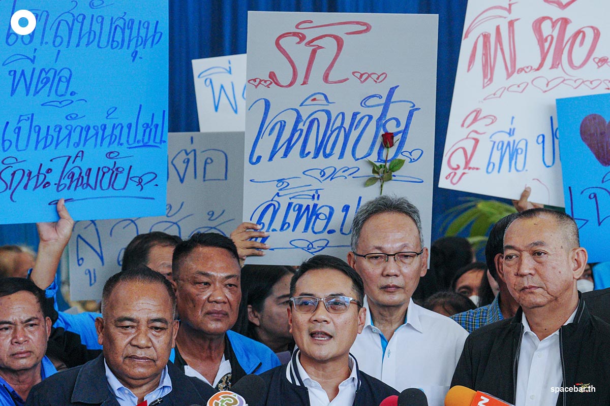 Democrat-Party-members-support-Chalermchai-SPACEBAR-Photo02.jpg