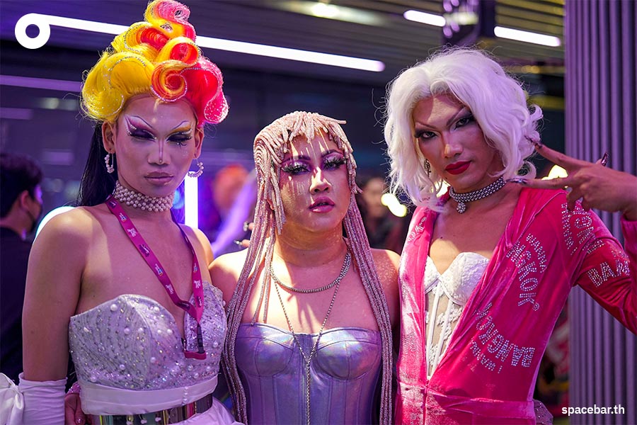 https://images.ctfassets.net/i3o8p9lzd06f/5ZImTWEuU8FhdqWNLK24nP/0fff2aac748037f01bf1d635fba4920a/Drag-Race-Thai-Fans-At-Siam-Discovery-SPACEBAR-Photo08