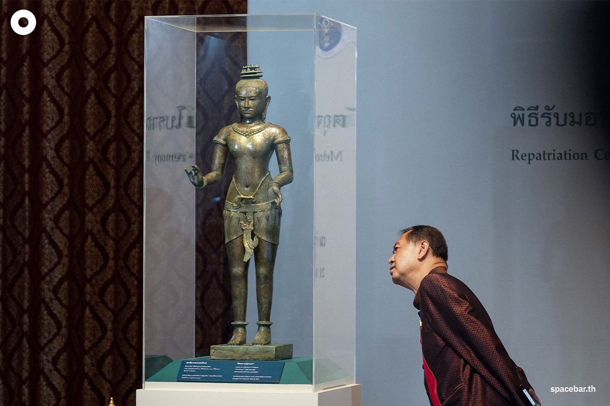 Golden-Boy-and-The-Kneeling-Female-Return-to-Thailand-SPACEBAR-Photo02.jpg