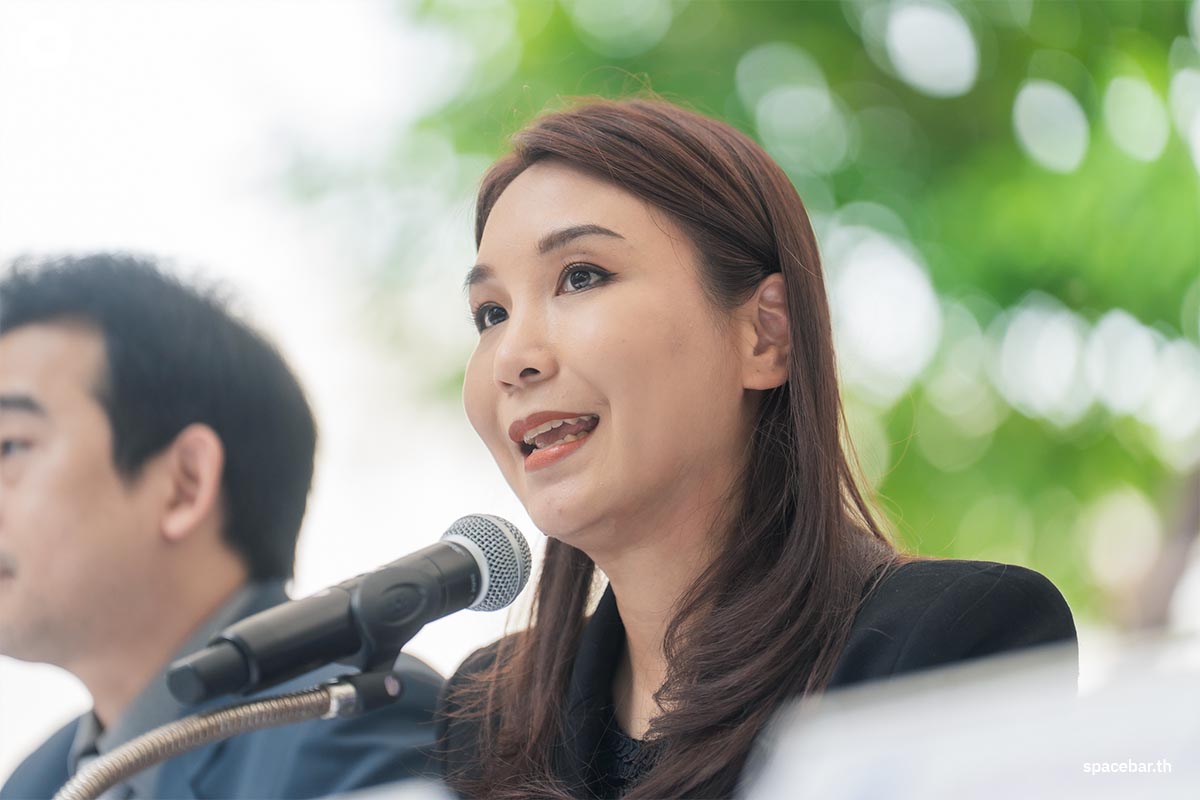 https://images.ctfassets.net/i3o8p9lzd06f/3KWHaRhDAF4FJQMv2J3uWD/7b48b7d496b49401e445dc1fd2d7e31e/Meeting-with-8-party-confirming-not-share-cake-SPACEBAR-Photo02