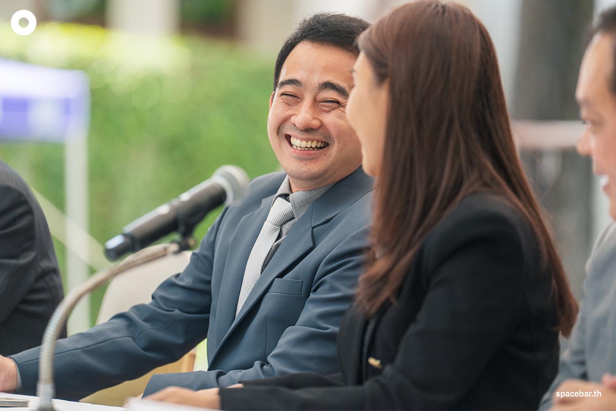 https://images.ctfassets.net/i3o8p9lzd06f/2l18lRtuFSKhf4WSfCaVjX/b5a7e3040ef3931f0f399bf0db1b78f6/Meeting-with-8-party-confirming-not-share-cake-SPACEBAR-Photo10