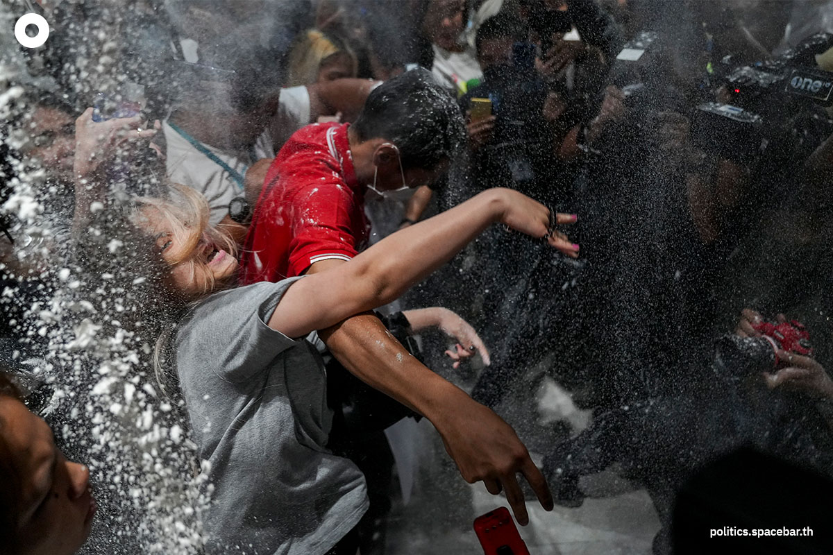 https://images.ctfassets.net/i3o8p9lzd06f/26UlGOBSaxfJT9hmd7kIH8/3c10646b7037c911a5848c5cb31dd7a3/Mob-invades-the-powder-Pheu_Thai-Opposition-to-join-hands-with-the-dictatorial-party-SPACEBAR-Photo01