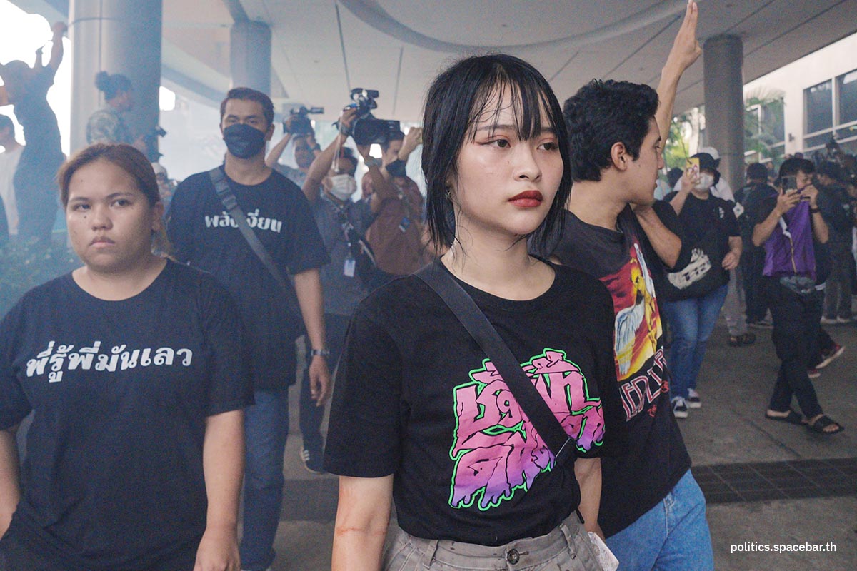 https://images.ctfassets.net/i3o8p9lzd06f/3Qb9mAwJtBd3xiMYFrle8I/91c6ee269f54eb961302370c382b6d4e/Orange-Shirt-Mob-Go-to-_Pheu-Thai-Party-SPACEBAR-Photo03