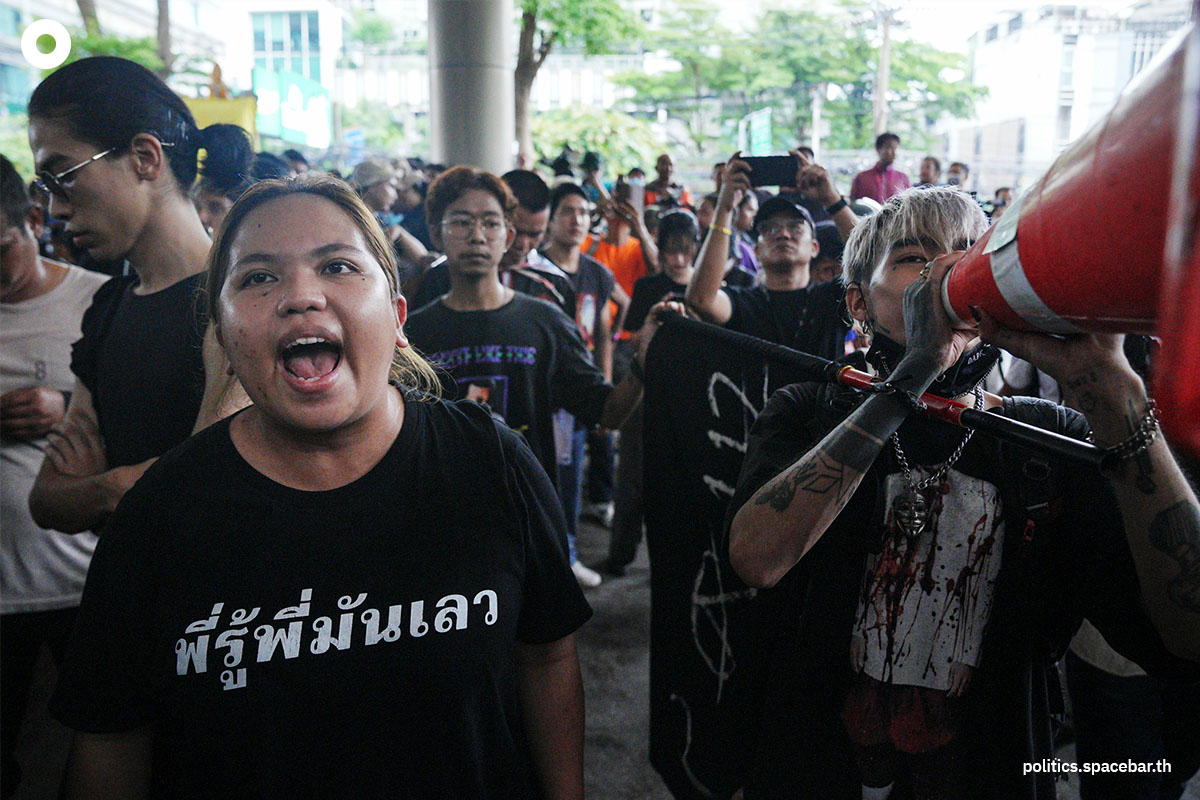 https://images.ctfassets.net/i3o8p9lzd06f/3kbF2hGoIy2bZYHZWuuKmd/15cd37584fedcfeecf63163b75698185/Orange-Shirt-Mob-Warning-Pheu-Thai-Party-SPACEBAR-Photo05