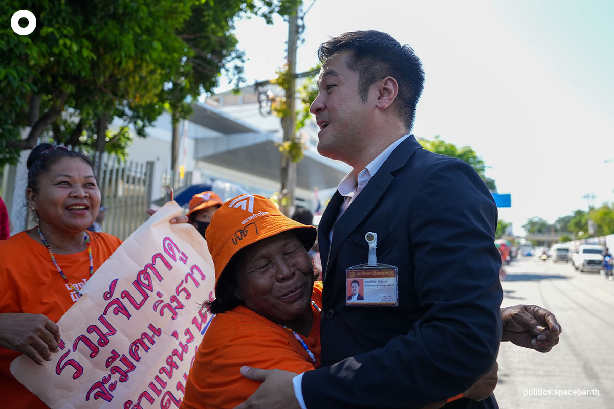 https://images.ctfassets.net/i3o8p9lzd06f/6cRETrTHV4wPLxoXDq7r9W/cc8134a5636201f18c3765944c60c9c0/PHOTO-STORY-orange-mob-support-Pita-SPACEBAR-Photo00