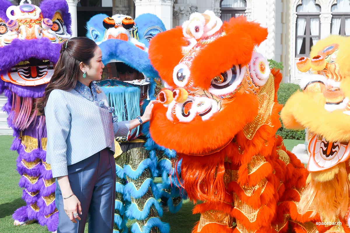 Paetongtarn-Shinawatra-watches-the-lion-dance-in-front-of-Government-House-SPACEBAR-Photo06.jpg