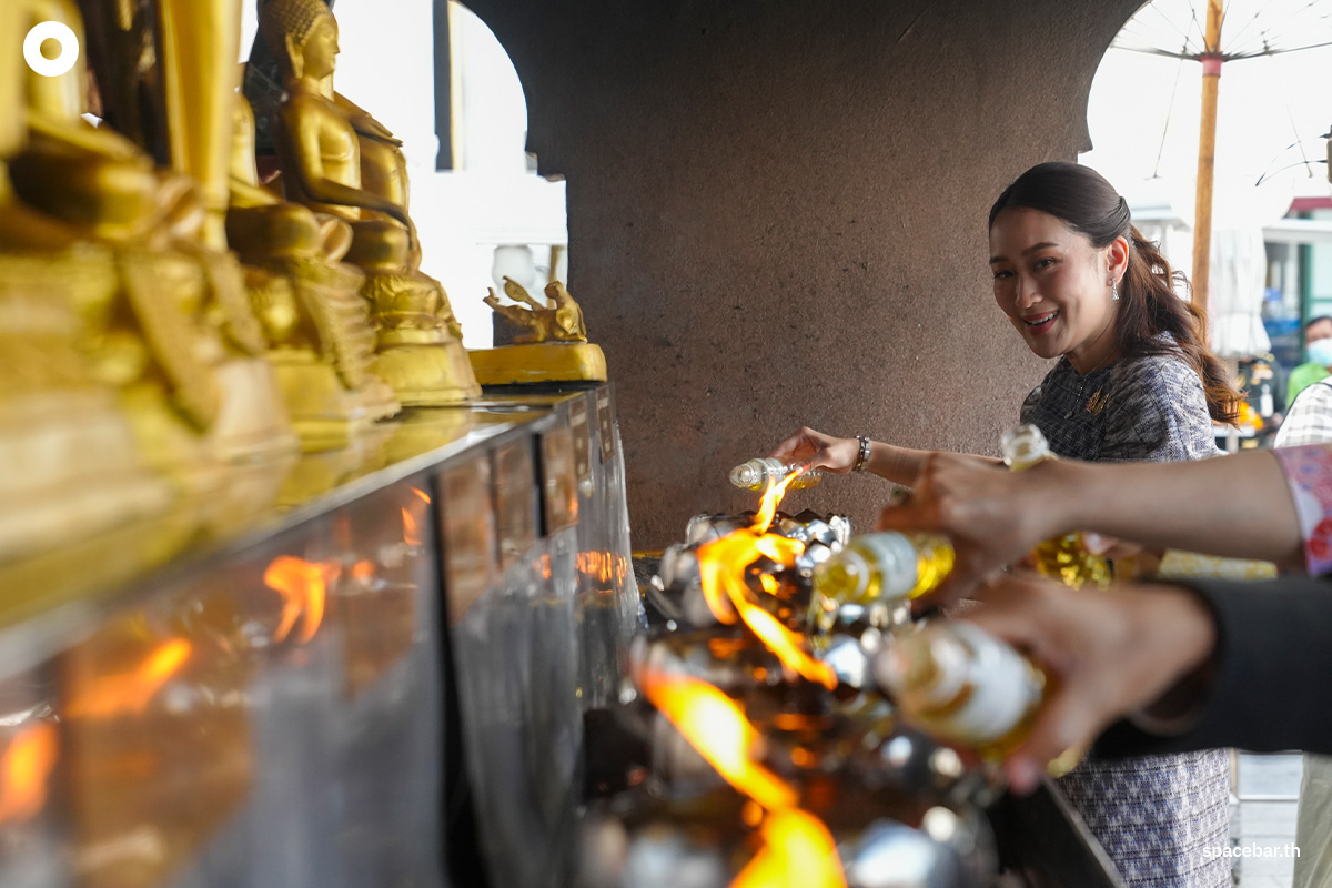 Paetongtarn-and-ministers-pay-homage-to-the-Bangkok-City-Pillar-Shrine-and-Temple-of-the-Emerald-Buddha-SPACEBAR-Photo03.jpg