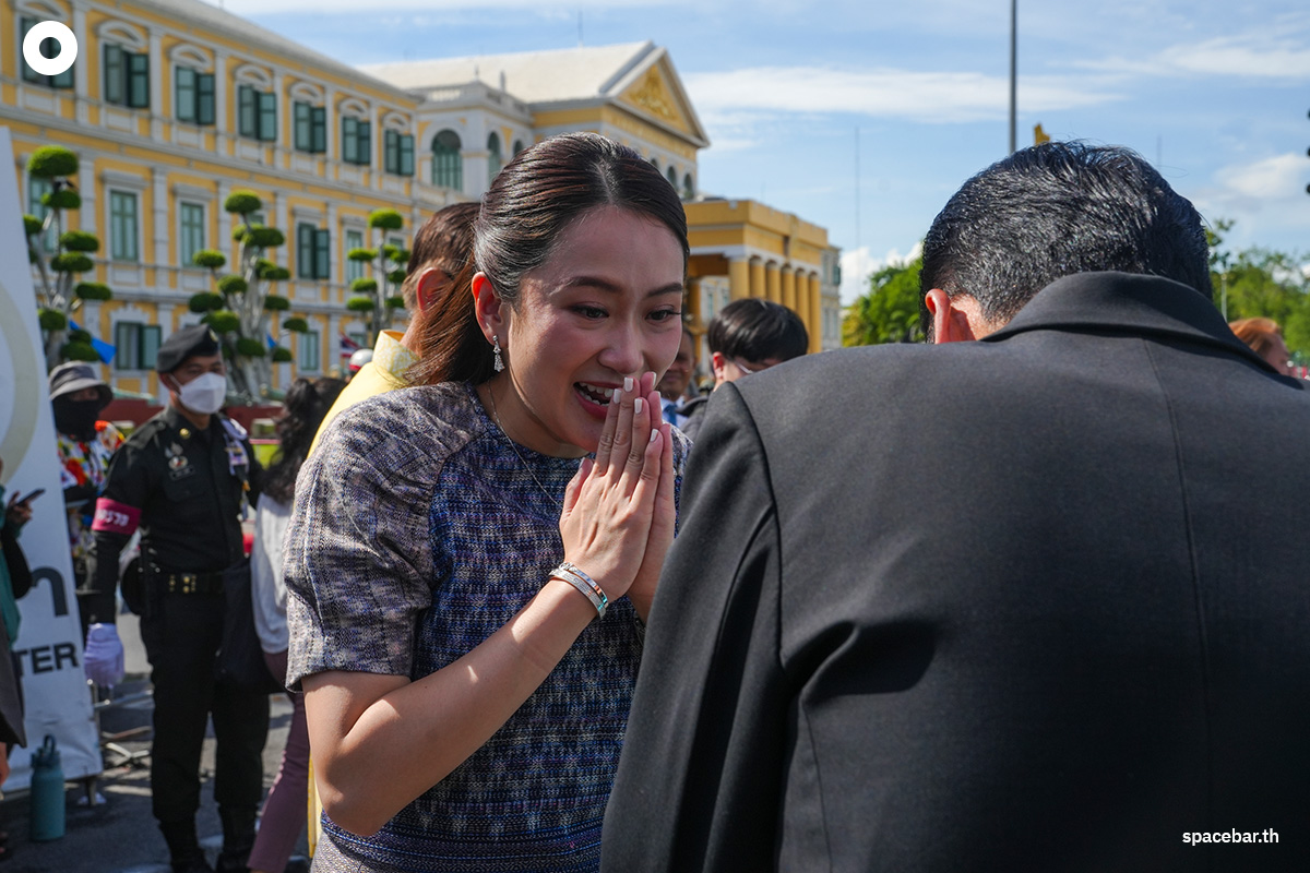 Paetongtarn-and-ministers-pay-homage-to-the-Bangkok-City-Pillar-Shrine-and-Temple-of-the-Emerald-Buddha-SPACEBAR-Photo05.jpg