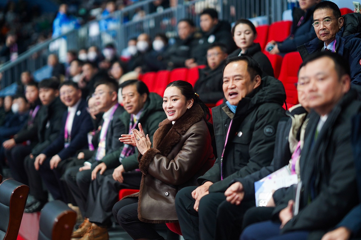 Paetongtarn-cheer-on-Thailand-mens-national-ice-hockey-team-SPACEBAR-Photo00.jpg
