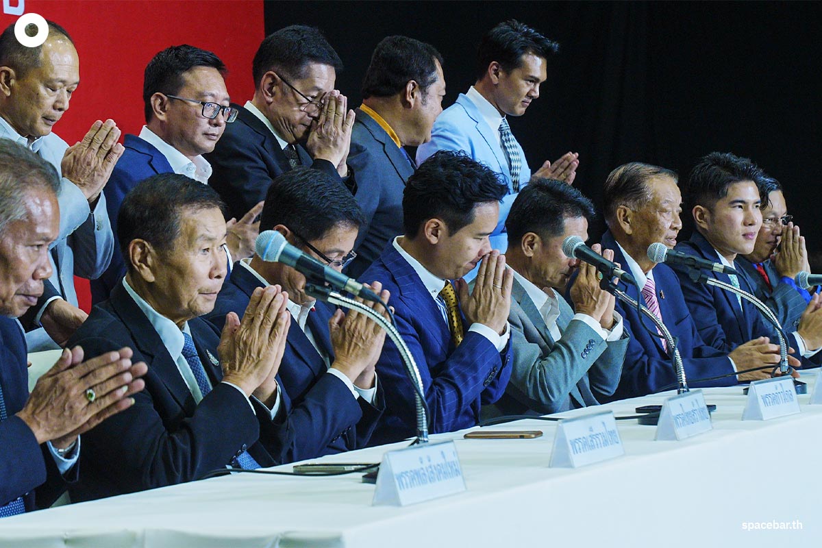 https://images.ctfassets.net/i3o8p9lzd06f/1Fn5eFbIFJycNSZs1g8diZ/01f02bec57b43a4ae9799200af36d885/Phitha-led-meeting-of-8-parties-to-form-government-SPACEBAR-Photo09