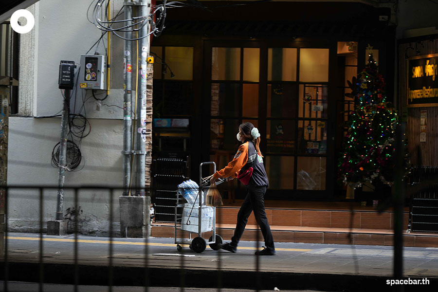 https://images.ctfassets.net/i3o8p9lzd06f/1lZNvcq6UXzu4tmx9YcXhC/58f143e88daadaeb5605a03ff3f93921/Photo-Story-First-day-of-work-2023-SPACEBAR-Photo07