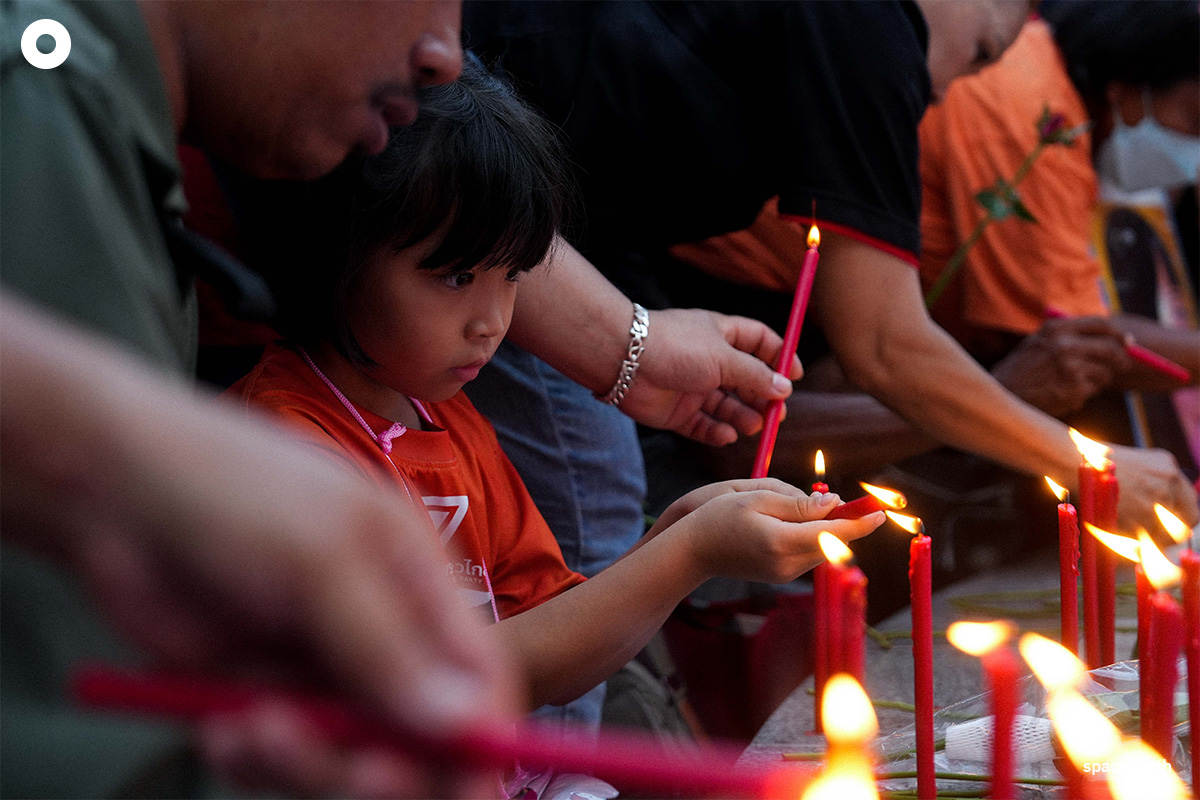 Photo-Story-Red-Shirts-light-candles-in-remembrance-of-those-who-died-in-2010-SPACEBAR-Photo05.jpg