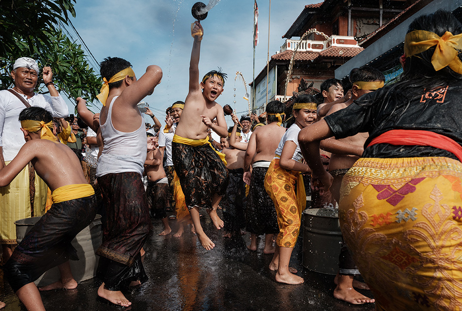 Photo-story-bali-silence-day-throw-water-ritual-SPACEBAR-Thumbnail.jpg