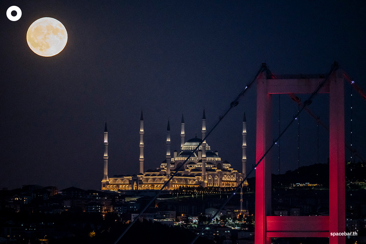 ซูเปอร์บลูมูนปรากฏเหนือสะพาน 15 July Martyrs Bridge และมัสยิด Camlıca Mosque ในกรุงอิสตันบุลของตุรกี Photo by Kemal ASLAN / AFP