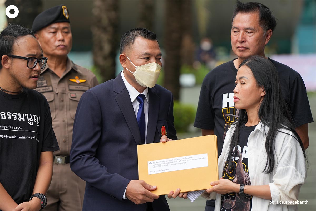 https://images.ctfassets.net/i3o8p9lzd06f/5gnWnNYIAXnlTLzBAs4qiU/4d1726eef5df8342fff92d5b03be74eb/Pita-Constitutional-Court-Petition-Thai-Criminal-Code-Section-112-SPACEBAR-Photo03