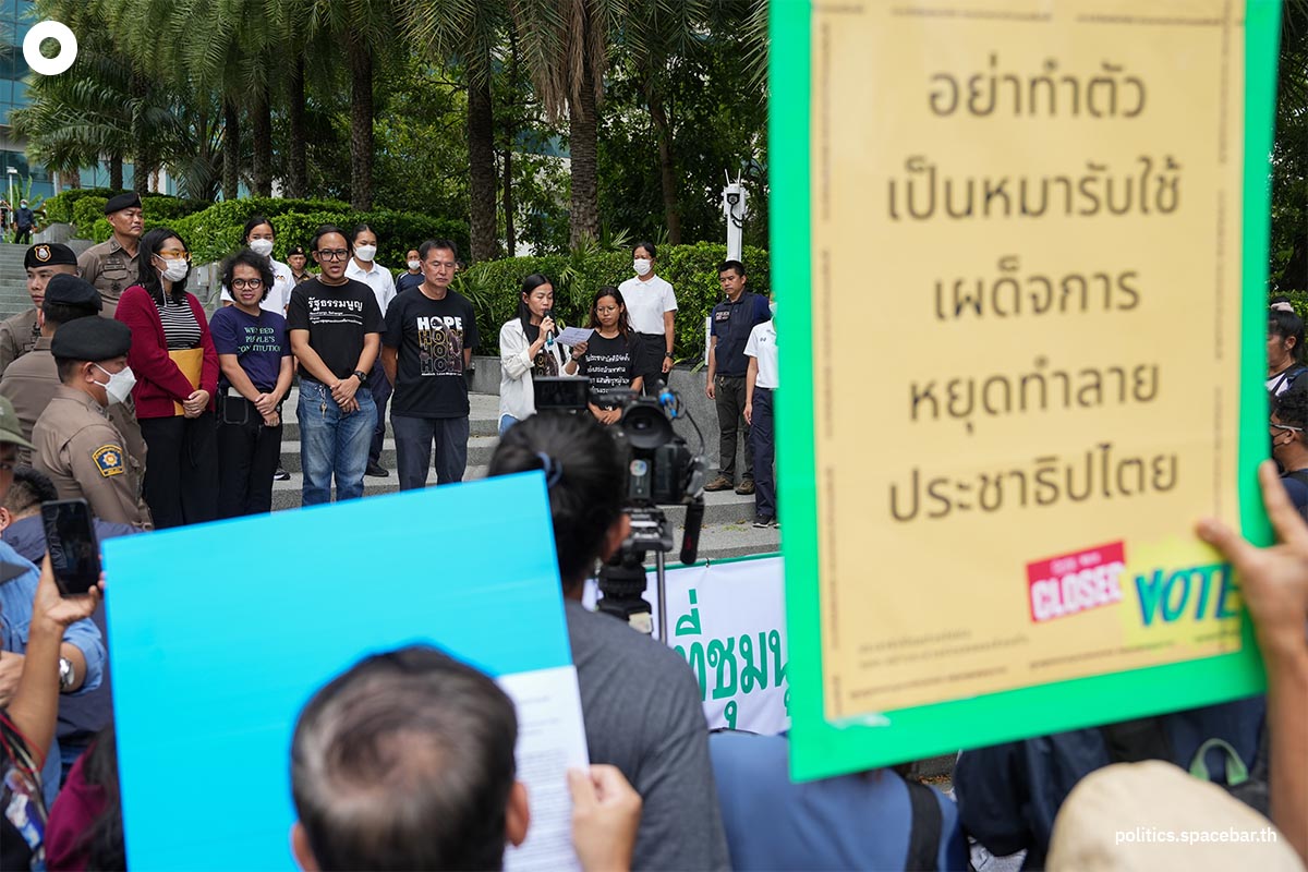 https://images.ctfassets.net/i3o8p9lzd06f/7aEbTNwW1J0peLIIneF5jD/866c3ba04177a05bf3e72b1fb5338538/Pita-Constitutional-Court-Petition-Thai-Criminal-Code-Section-112-SPACEBAR-Photo05