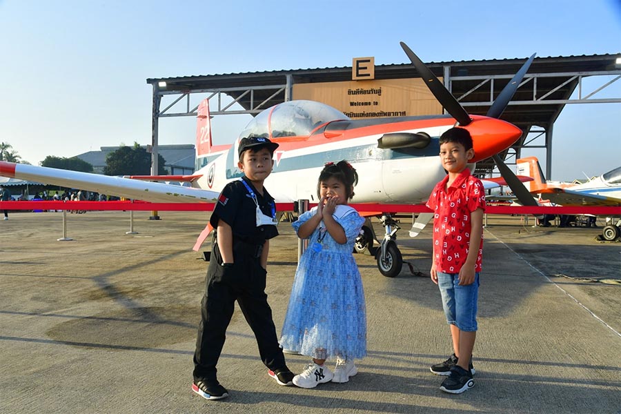 https://images.ctfassets.net/i3o8p9lzd06f/4jvBY5Fe6Ca6yewxlVysgq/3e23a0e5621f95eb5724dea2bbbbbe8e/Royal-Thai-Air-Force-Air-Show-on-National-Children-s-Day-SPACEBAR-Photo06