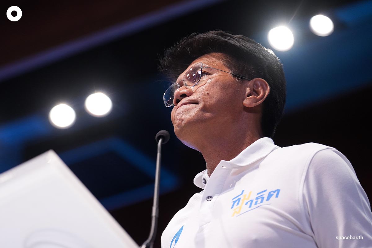 https://images.ctfassets.net/i3o8p9lzd06f/5qheS0YwXYYUlLqkRIlDTV/c01eb2b6a9bb58bc38a226a261ad701a/Sathit-Press-Conference-after-_Pitha-speech-Rayong-SPACEBAR-Photo07