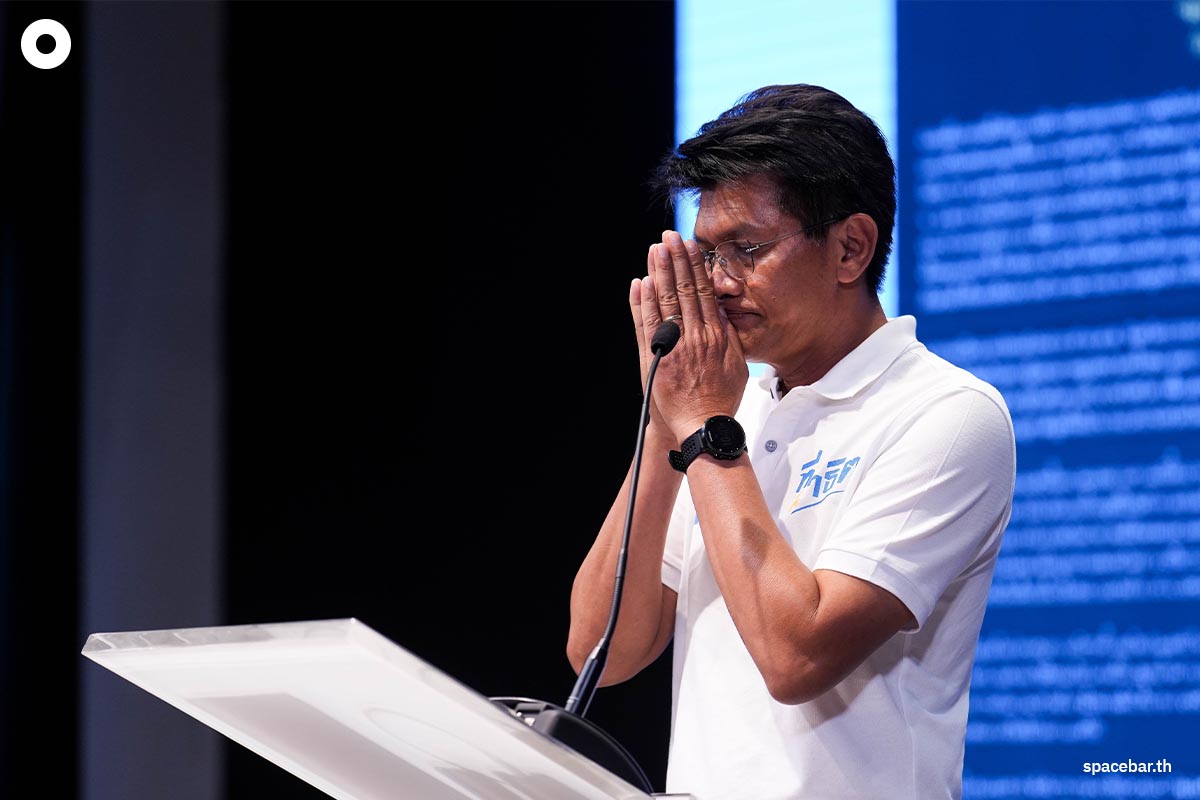 https://images.ctfassets.net/i3o8p9lzd06f/5grKrQfZMYHhhUfUnuO4SL/ab2daf526bcd7ae66364f4f4dad13779/Sathit-Press-Conference-after-_Pitha-speech-Rayong-SPACEBAR-Photo09