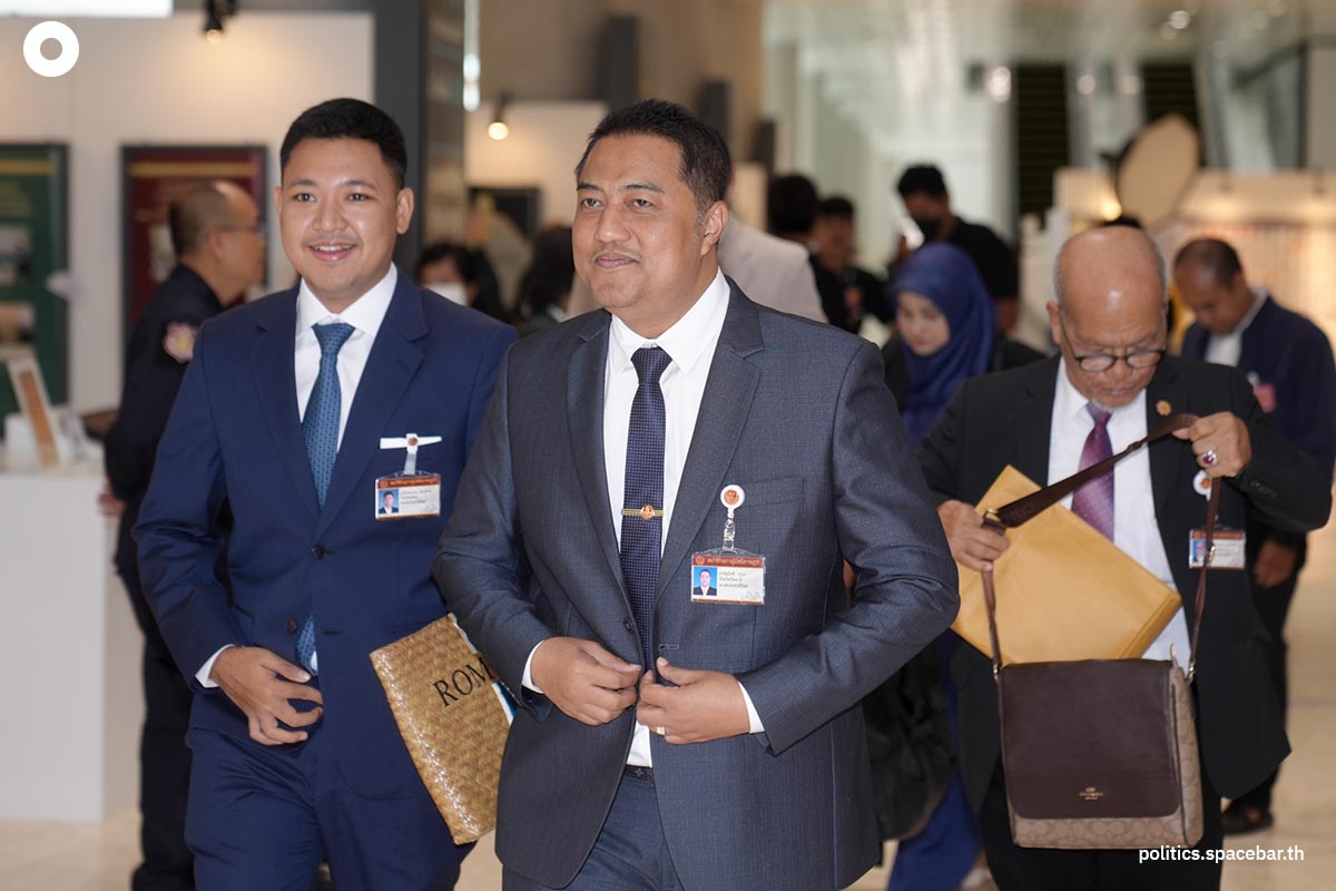 https://images.ctfassets.net/i3o8p9lzd06f/2Hrh0OonxwRXYrXz1Fi6yF/10d283df87d96b17d56806a41642a023/Seminar-member-of-parliament-Wannor-warn-do-not-sell-yourself-SPACEBAR-Photo02