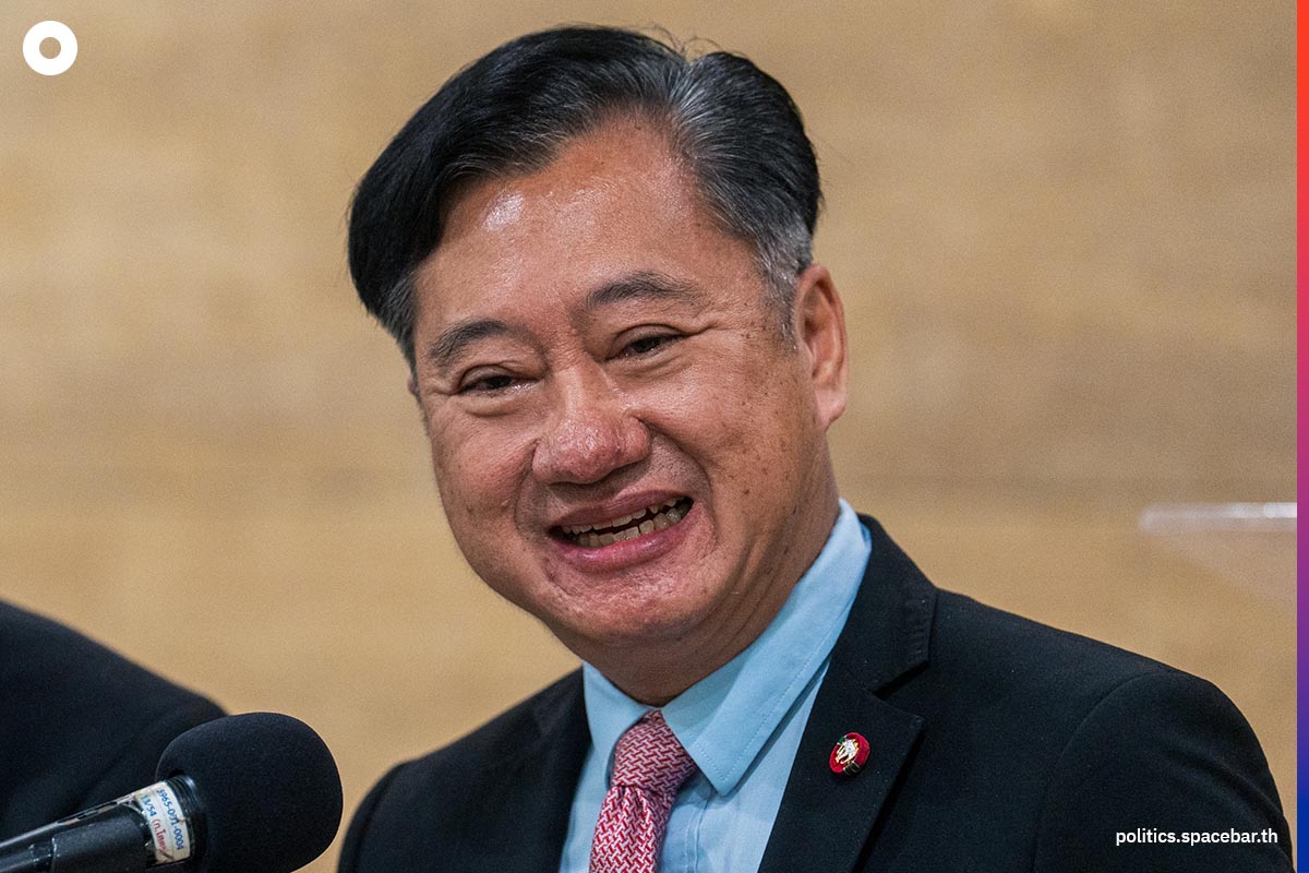 https://images.ctfassets.net/i3o8p9lzd06f/1obdiJhORjDBfoeKldebqe/acb483f72435acb1609630184e44b687/Senator-SereeSuwanpanont-SomchaiSawangkarn-will-Meeting-SPACEBAR-Photo03