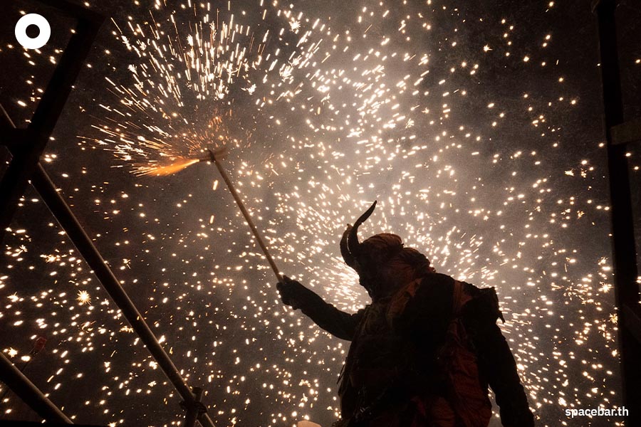 https://images.ctfassets.net/i3o8p9lzd06f/9cmkz6swYGShesJHfSnwk/8f8dafa52c093fb5a105d134cc431120/Spain-Correfoc-fire-run-tradition-festival-carnival-Palma-SPACEBAR-Photo07