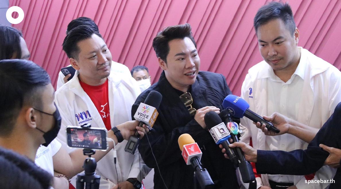 https://images.ctfassets.net/i3o8p9lzd06f/UNaV11Ypmiqirc2oh82Sk/66d3ca6db1302e880b9b55f95107d753/Tancharoen-Family-Pheuthai-PartySPACEBAR-Photo04