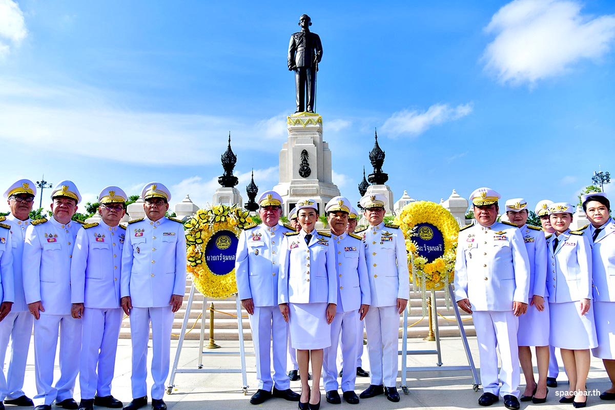 The-Prime Minister-leads-the-Cabinet-in-laying-a-wreath-on-Navamindra Maharat-Day-13-October-2024-SPACEBAR-Photo00.jpg