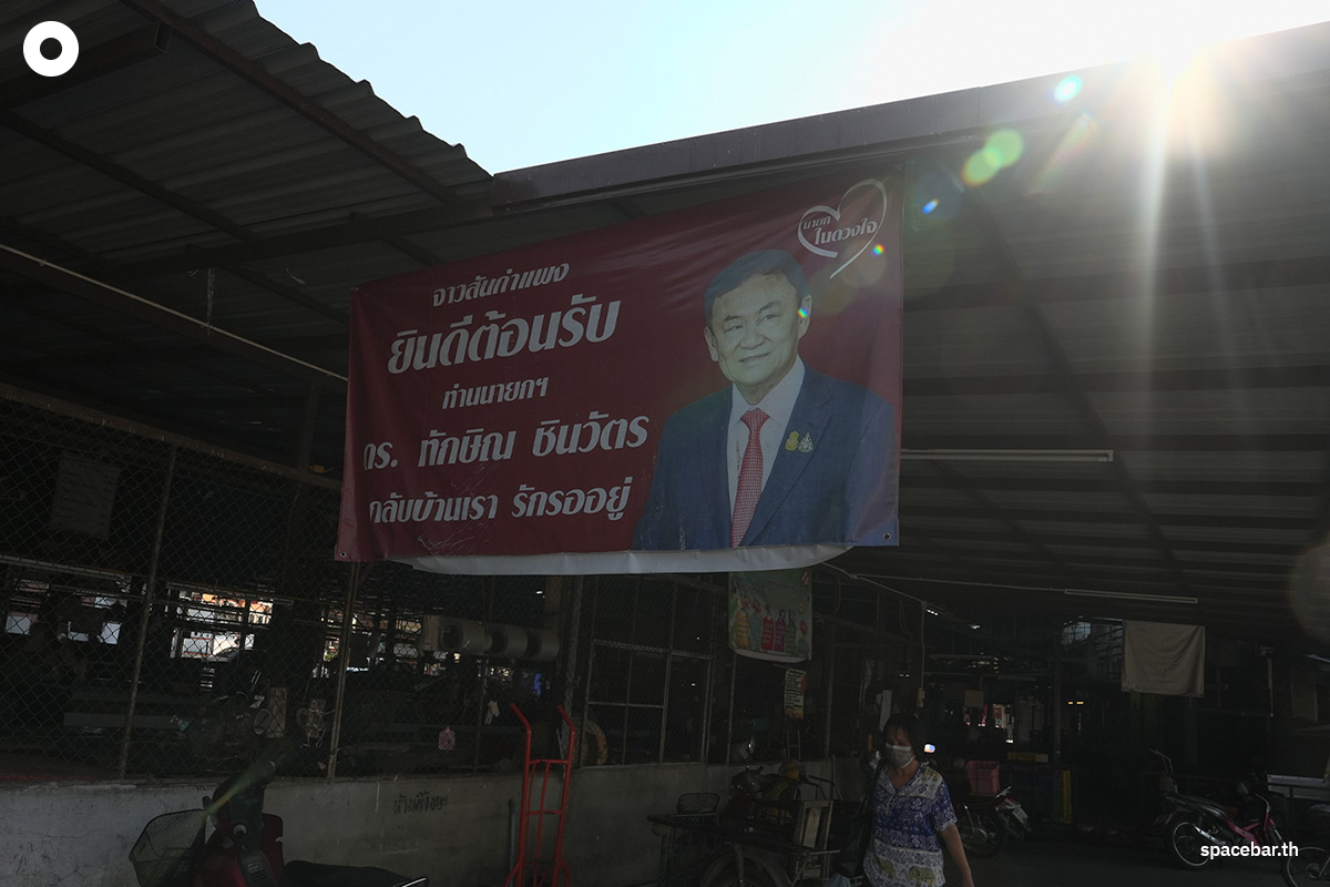 chiang-mai-residents-put-up-signs-welcoming-thaksin-shinawatra-SPACEBAR-Photo00.jpg