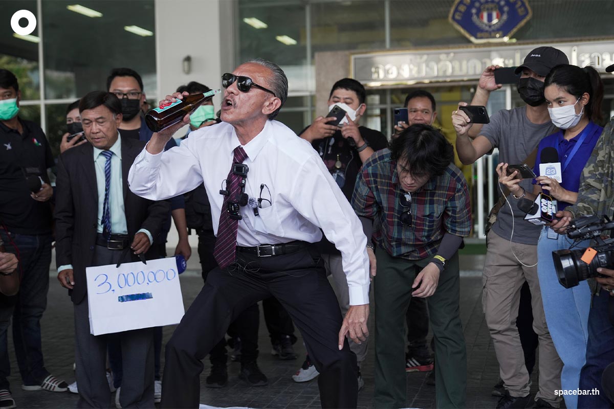 https://images.ctfassets.net/i3o8p9lzd06f/1TuTpmAj4eA9HsatppvjHx/d944b98396dadaa908c1fba1e00823a5/chuwit-gave-6-million-to-the-police-to-find-the-owner-of-the-money-SPACEBAR-Photo04