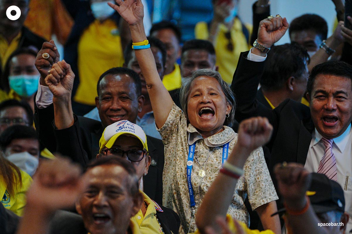 group-of-people-from-the-southern-region-cheered-on-surachet-SPACEBAR-Photo04.jpg