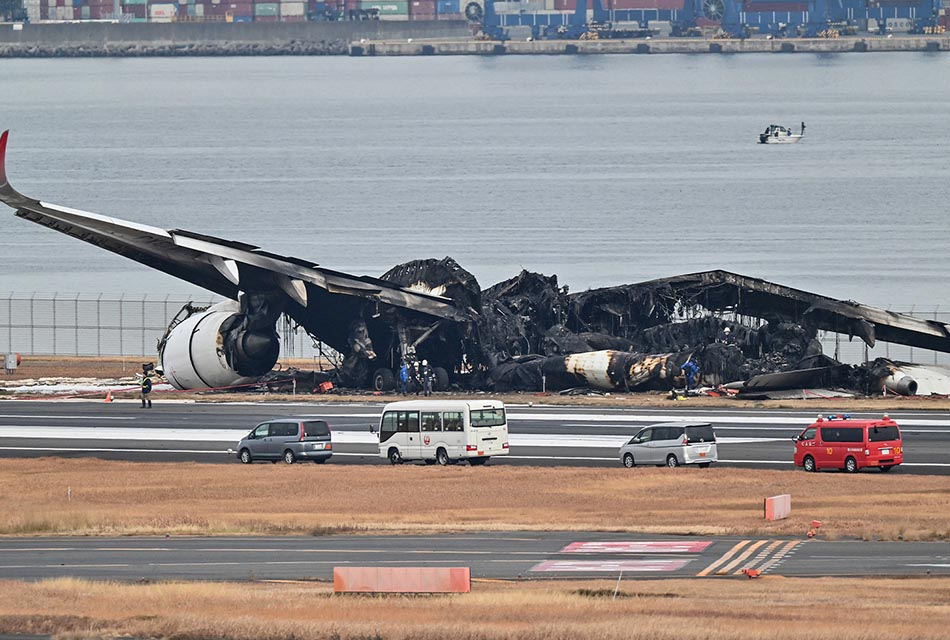 how-japan-airlines-passengers-escaped-fireball-tokyo-airport-SPACEBAR-Thumbnail.jpg