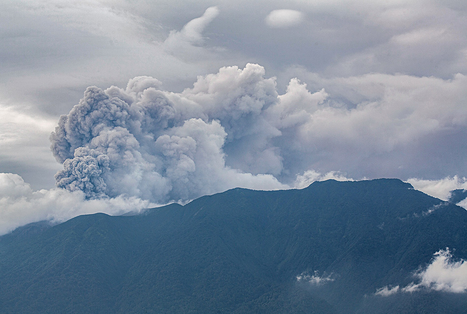 indonesia-volcano-spews-ash-tower-42-hikers-unaccounted-SPACEBAR-Thumbnail.jpg
