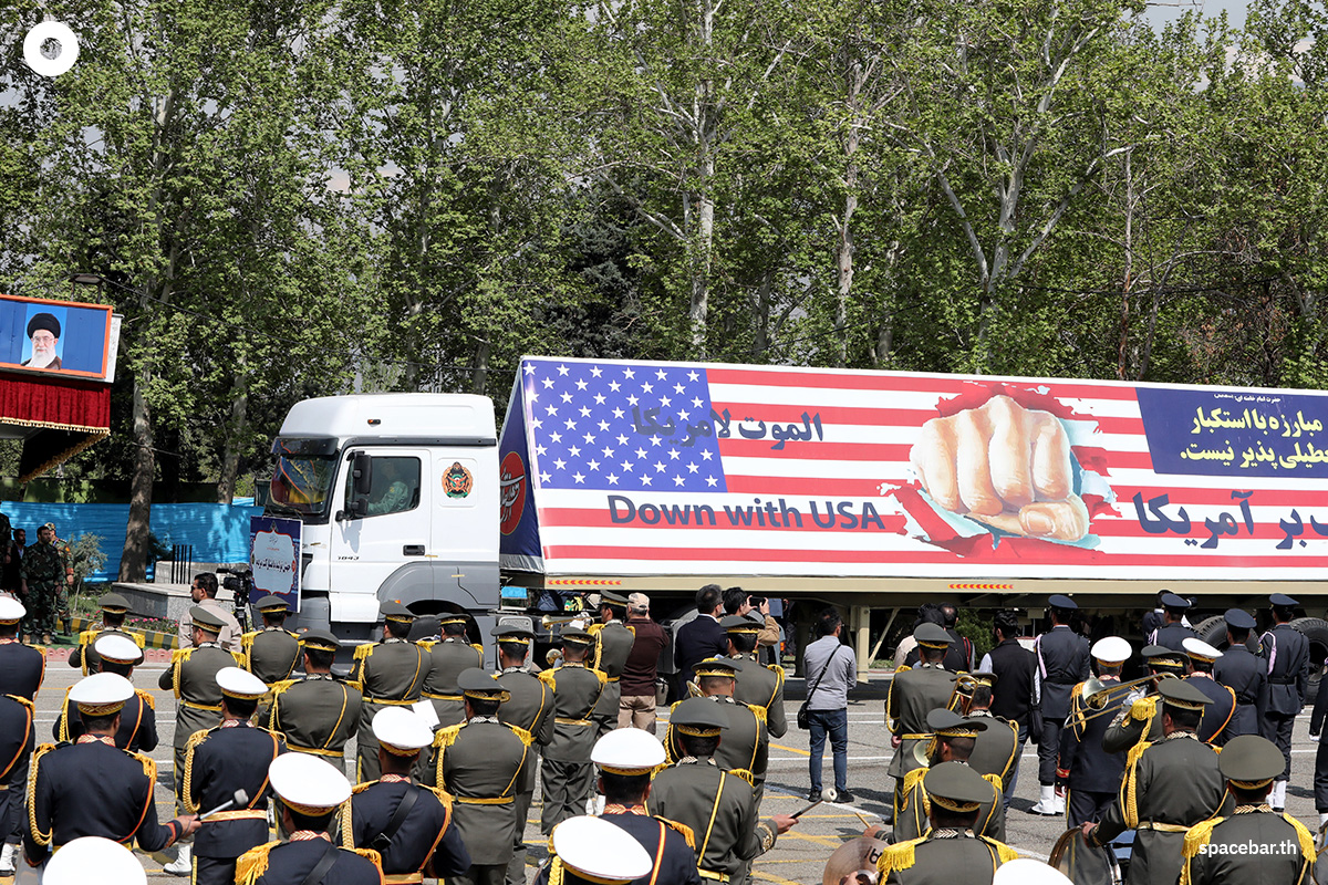 รถบรรทุกกองทัพอิหร่านบรรทุกป้ายต่อต้านสหรัฐฯ ในพิธีสวนสนามวันกองทัพในกรุงเตหะราน Photo by ATTA KENARE / AFP 
