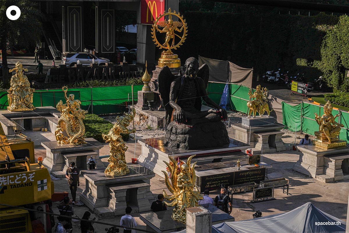 move-kru-kaikaew-statue-from-the-front-of-the-hotel-SPACEBAR-Photo07.jpg
