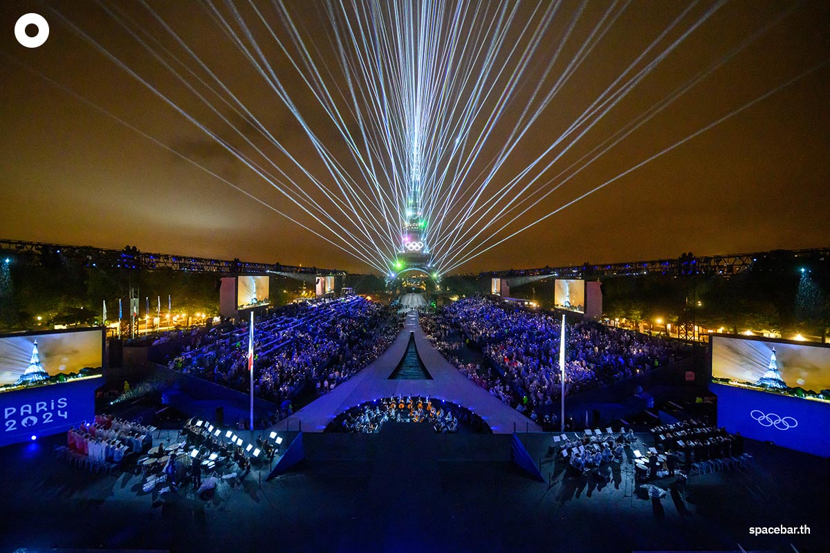 หอไอเฟลเปิดไฟประดับสวยงามระหว่างพิธีเปิด Photo by François-Xavier MARIT / AFP