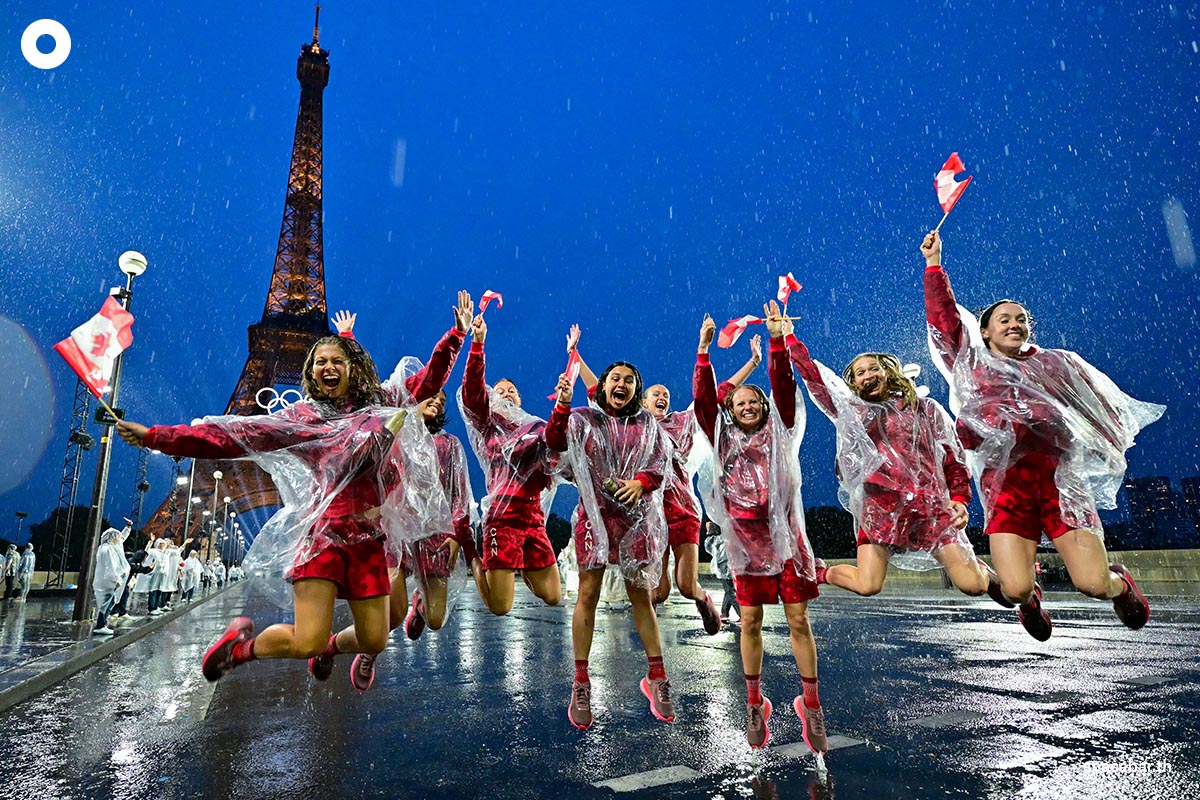 นักกีฬาทีมชาติแคนาดาโพสท่าบนสะพานยีนาระหว่างร่วมพิธีเปิด Photo by Martin BERNETTI / AFP