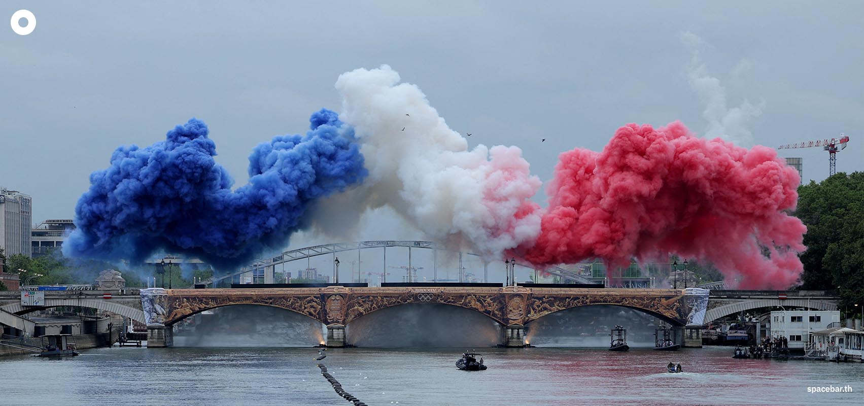 กลุ่มควันสีธงชาติฝรั่งเศสบนสะพานปงต์ ดูสแตลิตซ์ Photo by Ann Wang / POOL / AFP