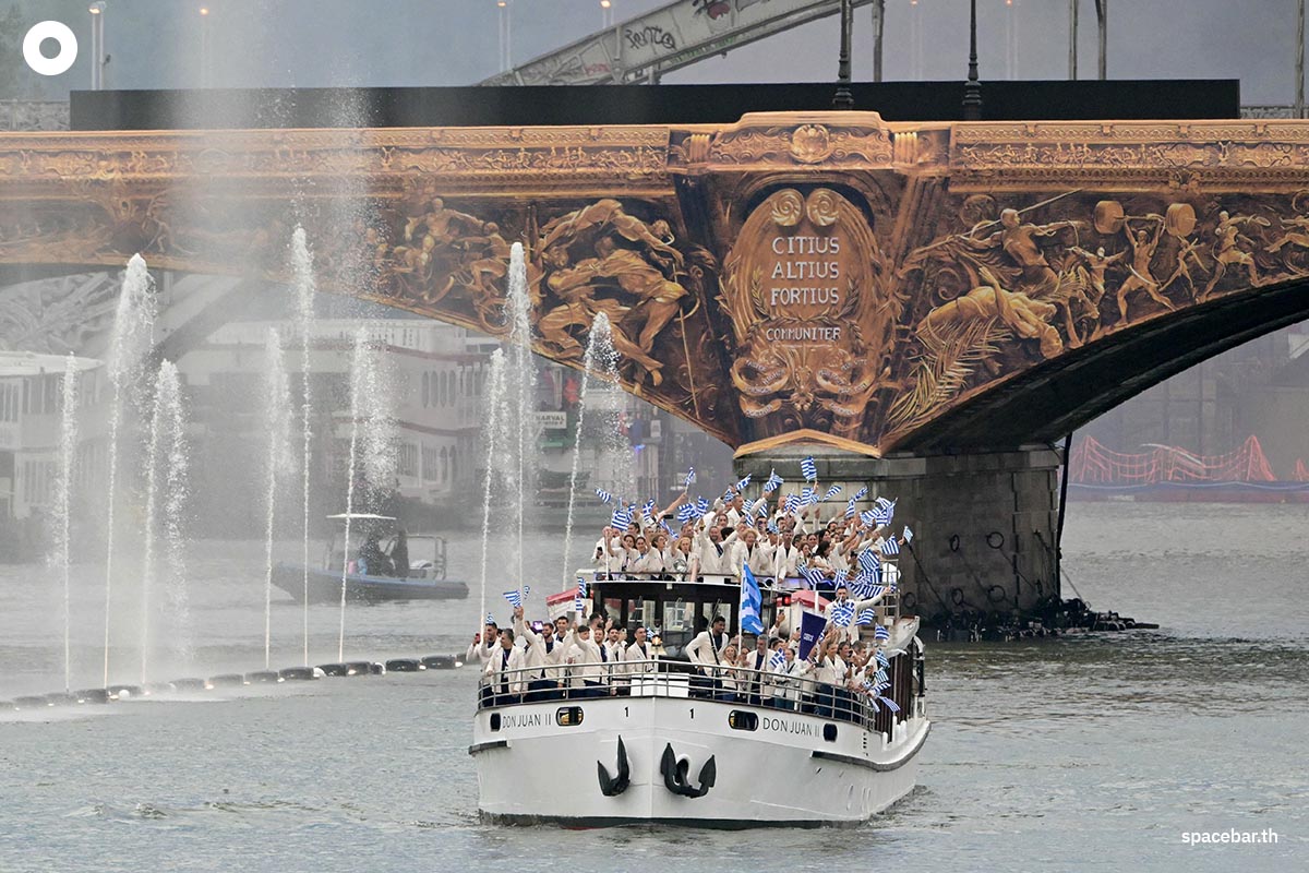 นักกีฬาทีมชาติกรีซล่องเรือผ่านสะพานปงต์ ดูสแตลิตซ์ Photo by Damien MEYER / AFP