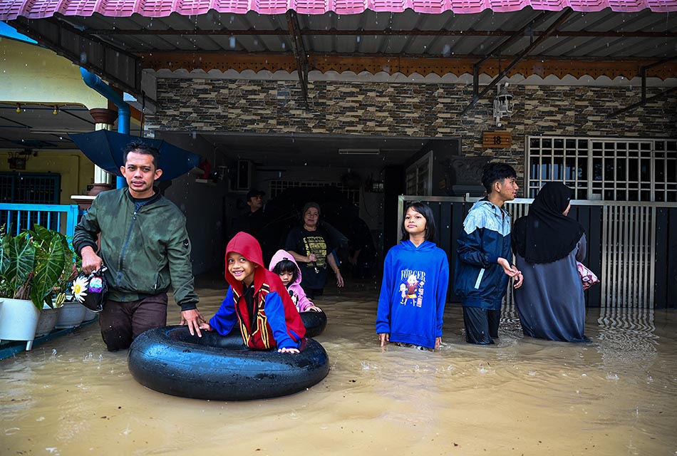 over-28000-people-evacuated-to-flood-relief-centres-in-malaysia-SPACEBAR-Thumbnail.jpg