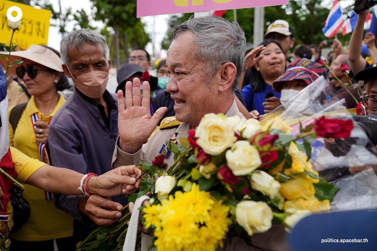 https://images.ctfassets.net/i3o8p9lzd06f/67xASd6dfyOScDrlak1vCp/b3bb3a74f7e8c3a727cafffa7760589b/people-give-flowers-to-support-senator-SPACEBAR-Photo01