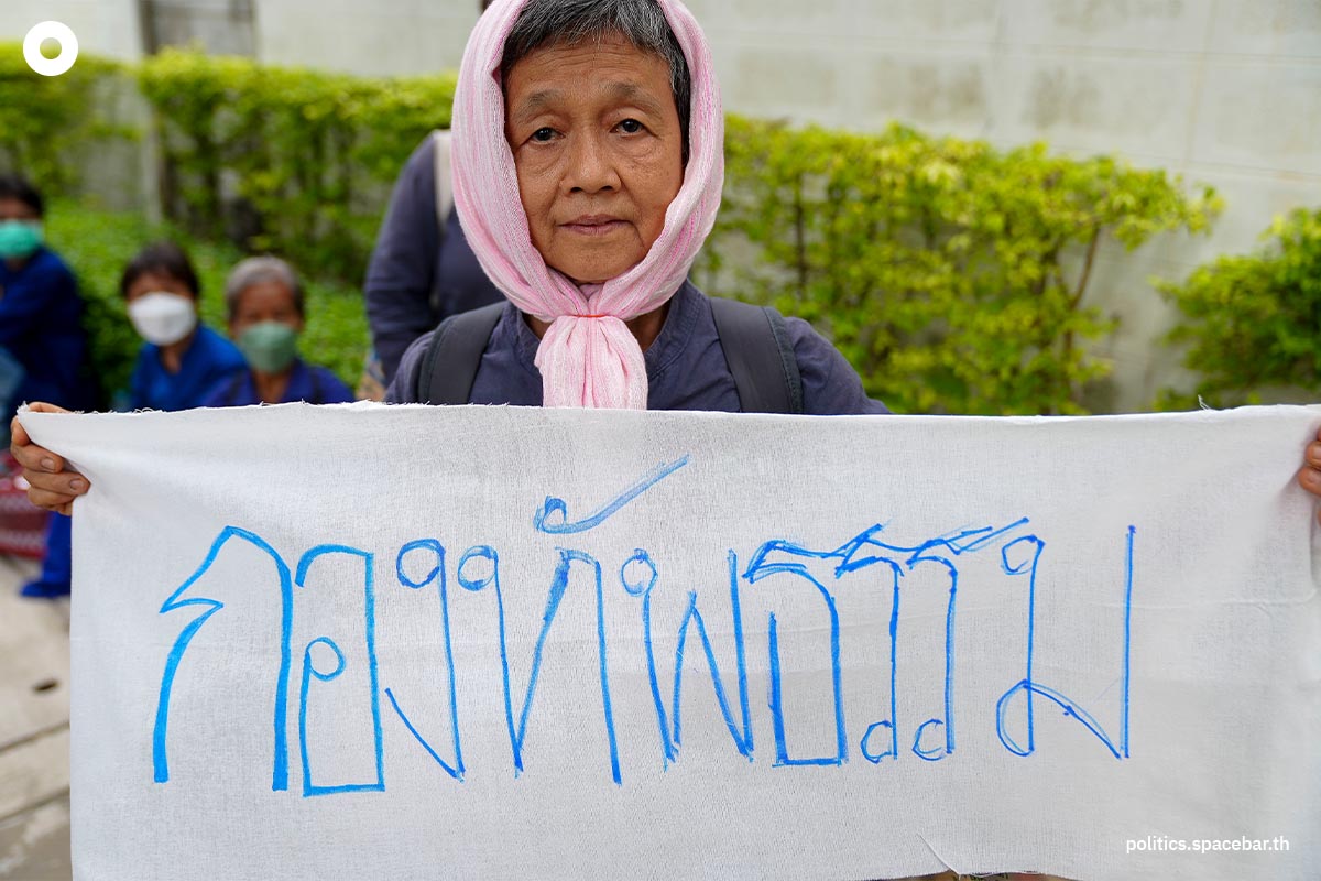 https://images.ctfassets.net/i3o8p9lzd06f/3sMY6WKbLxxRlnM6ljToM7/c1bb64675a3e3ed5decedc4c46c3be24/people-give-flowers-to-support-senator-SPACEBAR-Photo04