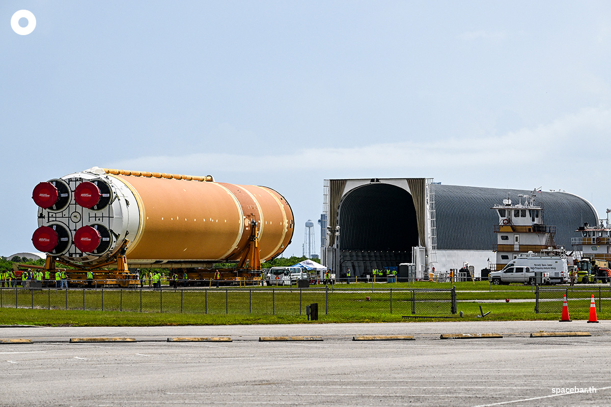 แกนหลักของจรวดอาร์ทิมิส 2 (Artemis II) ของ NASA ถูกเคลื่อนย้ายออกจากเรือบรรทุกไปที่ศูนย์อวกาศเคนเนดีในรัฐฟลอริดา เมื่อวันที่ 24 กรกฎาคม 2024 (Photo by CHANDAN KHANNA / AFP)