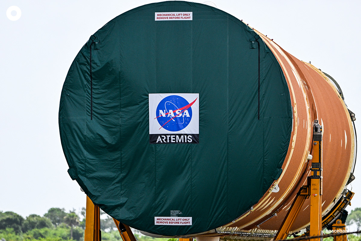 แกนหลักของจรวดอาร์ทิมิส 2 (Artemis II) ขณะถูกเคลื่อนย้ายไปที่ศูนย์อวกาศเคนเนดีในรัฐฟลอริดา เมื่อวันที่ 24 กรกฎาคม 2024 (Photo by CHANDAN KHANNA / AFP)