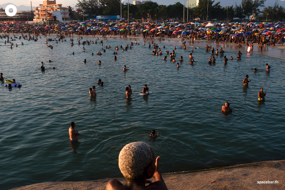    ผู้คนกำลังเพลิดเพลินคลายร้อนกับการเล่นน้ำทะเลบริเวณชายหาด เรเซอีโอ โดส บันเดรันเตส (Recreio dos Bandeirantes) เมื่อวันที่ 17 มีนาคม 2024 (Photo by TERCIO TEIXEIRA / AFP) 