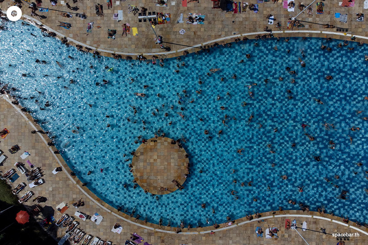 ภาพถ่ายทางอากาศเผยให้เห็นผู้คนจำนวนมากออกมาเล่นน้ำคลายร้อนที่สระว่ายน้ำเซสก์ เบเลนซินโญ่ (Sesc Belenzinho) เมื่อวันที่ 17 มีนาคม 2024 (Photo by Miguel SCHINCARIOL / AFP) 
